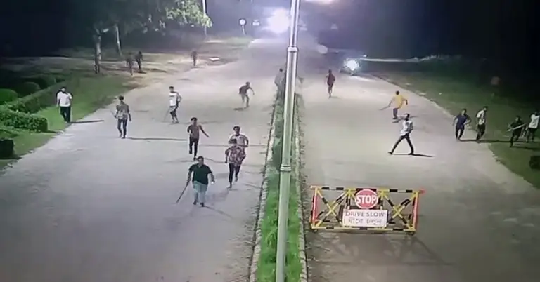 দেশিয় অস্ত্র নিয়ে মহড়া
